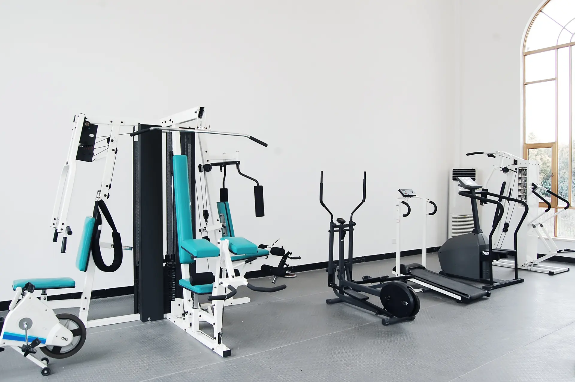 Gimnasio con las paredes pintadas de blanco